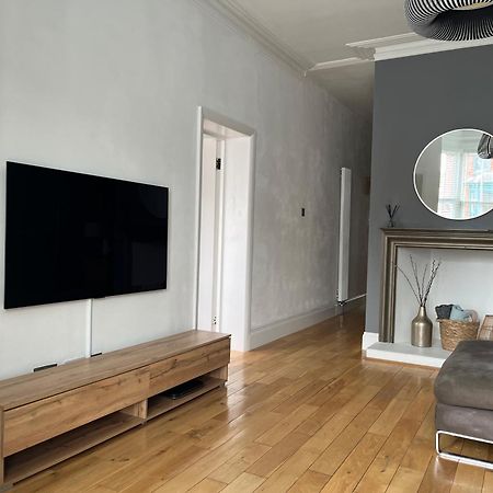 The Clock Tower Apartment - Spacious, Modern, 2 Bed Room Apartment , Southsea With Free Parking - Sleeps 4 Portsmouth Zewnętrze zdjęcie