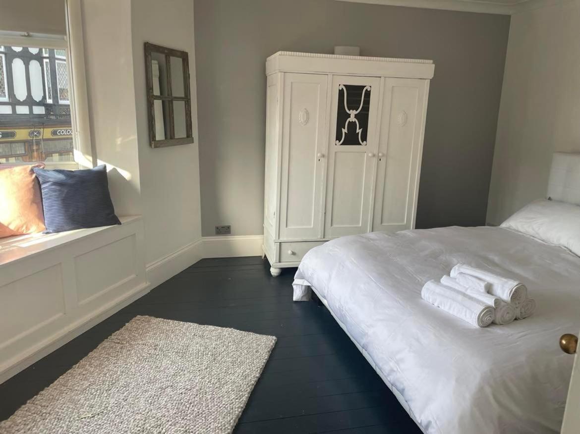 The Clock Tower Apartment - Spacious, Modern, 2 Bed Room Apartment , Southsea With Free Parking - Sleeps 4 Portsmouth Zewnętrze zdjęcie