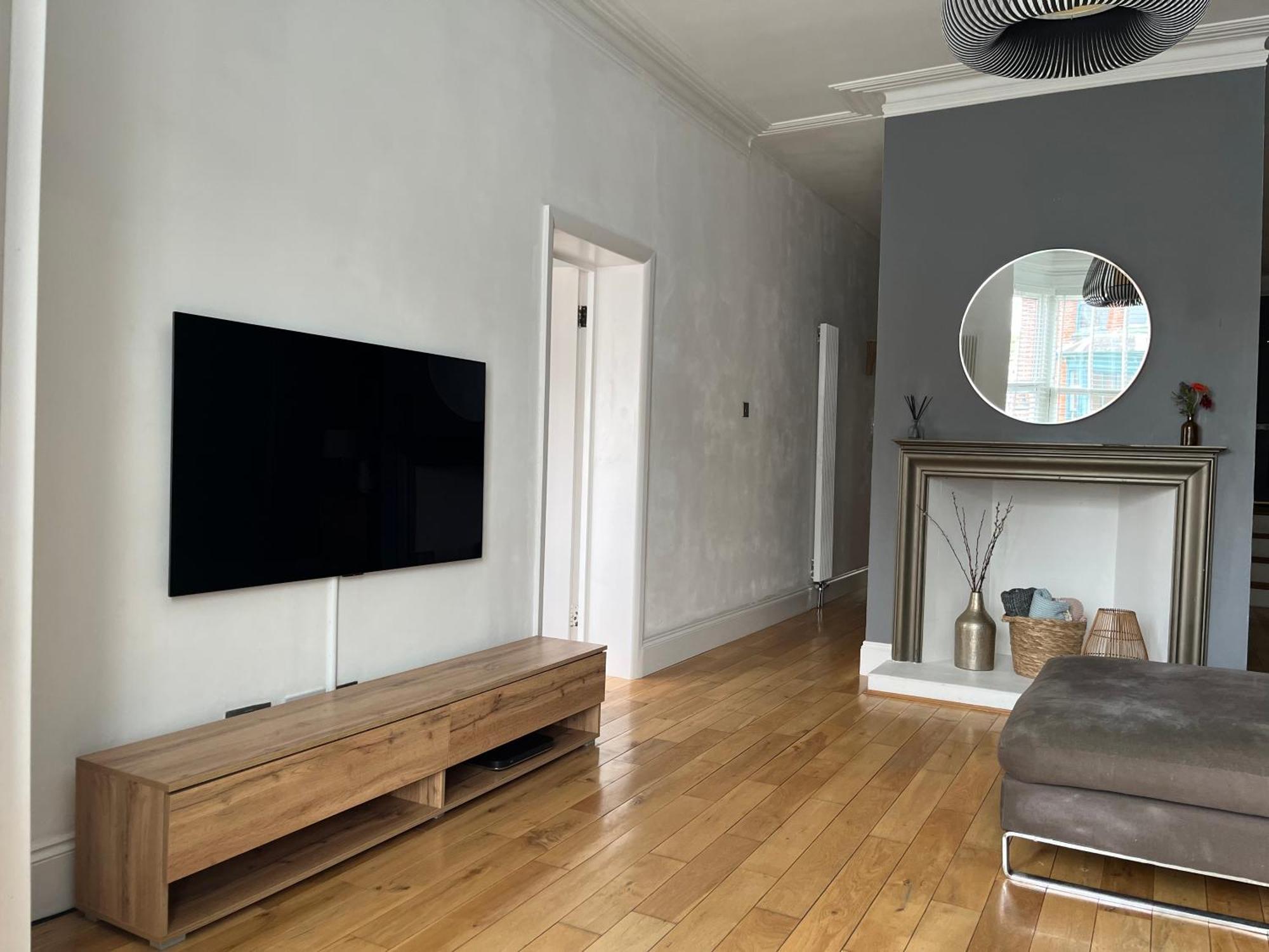 The Clock Tower Apartment - Spacious, Modern, 2 Bed Room Apartment , Southsea With Free Parking - Sleeps 4 Portsmouth Zewnętrze zdjęcie